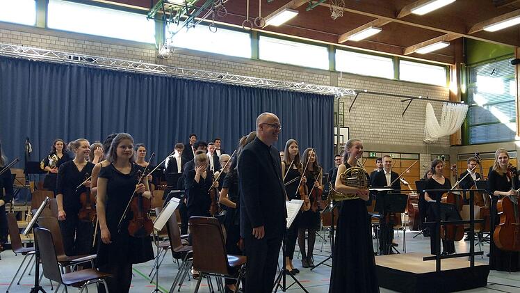 Reichlich Applaus gab es für das Jugendsymphonieorchester Oberfranken und die junge Solistin Sophia Reuter beim Gastspiel in der Frankenhalle in Neustadt. Am Dirigentenpult stand Till Fabian Weser.Foto: Jochen Berger