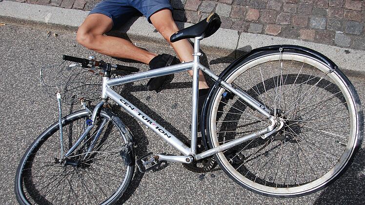 Ein 19-jähriger stürzt im Landkreis Schweinfurt mit dem Fahrrad und verletzt sich schwer.