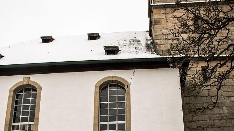 Unübersehbare Risse gibt es in der historischen Ahorner Kirche - innen und außen. Mit sogenannten Riss-Monitoren werden Veränderungen dokumentiert.Foto: Jochen Berger