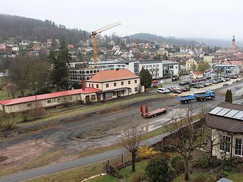 Der Blick vom Hotel Ursula auf das Bahnhofsgelände: Derzeit dient es als Lager- und Abstellort. Foto: Julia Raab