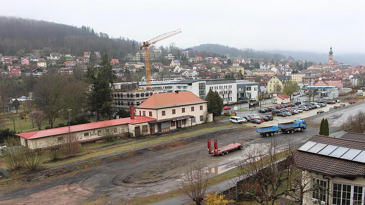 Der Blick vom Hotel Ursula auf das Bahnhofsgelände: Derzeit dient es als Lager- und Abstellort. Foto: Julia Raab