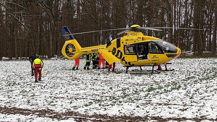 Geiselwind: Unfall mit Kettensäge bei Waldarbeiten - Feuerwehr hilft Rettungsdienst