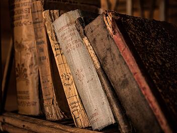 In der Hofbibliothek Aschaffenburg kannst du wahre Schätze der Literatur finden.