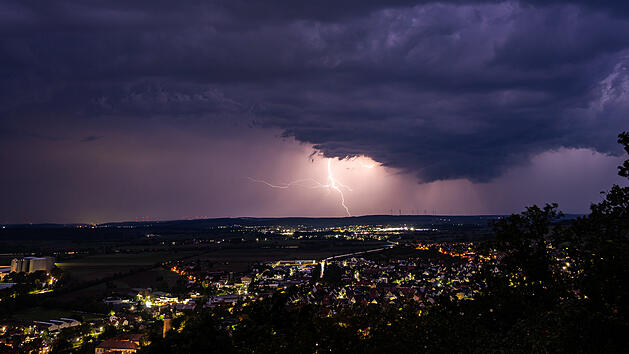Starke Gewitter ziehen &uuml;ber Nordbayern