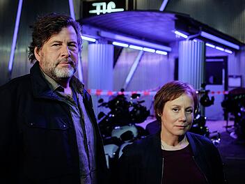 Das Nachtleben ist eigentlich nicht so ihr Ding, vermutet man. Dennoch m&uuml;ssen Franziska Tobler (Eva L&ouml;bau) und Friedemann Berg (Hans-Jochen Wagner) im "Tatort: Innere Angelegenheiten" im Dunkeln durchermitteln. Ein v&ouml;llig unklarer Mord in einer Freiburger Diskothek ist schuld.