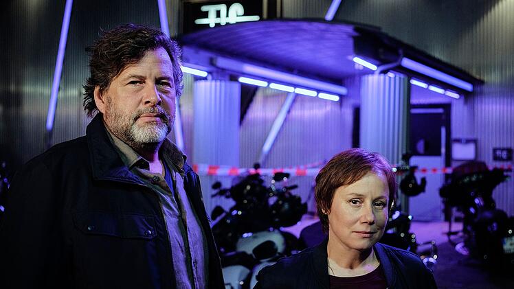 Das Nachtleben ist eigentlich nicht so ihr Ding, vermutet man. Dennoch m&uuml;ssen Franziska Tobler (Eva L&ouml;bau) und Friedemann Berg (Hans-Jochen Wagner) im "Tatort: Innere Angelegenheiten" im Dunkeln durchermitteln. Ein v&ouml;llig unklarer Mord in einer Freiburger Diskothek ist schuld.