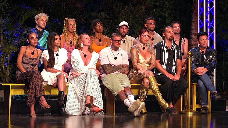 Da waren's noch 13, aber nach der "Stunde der Wahrheit" war sie Sala wieder um einen Allstar &auml;rmer. S&auml;ngerin Loona, Siegerin der zweiten KDRS-Staffel, musste gehen.