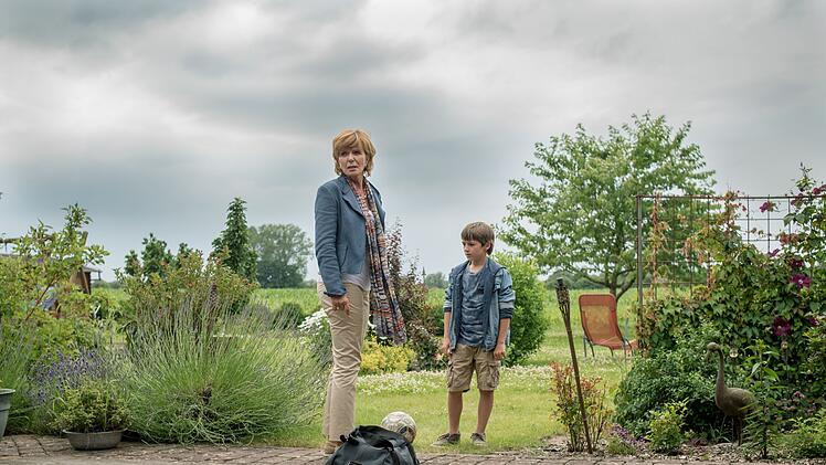 Warum m&ouml;chte Tom (Timo Hack) nicht bei seiner Gro&szlig;mutter (Ulrike Kriener), der Mutter seiner Mutter, bleiben? Hat sie etwas zu verbergen?