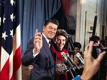 An der Seite seiner Frau Nancy gibt Ronald Reagan 1975 seine Kandidatur f&uuml;r die Nominierung als Pr&auml;sidentschaftskandidat der Republikaner bekannt.