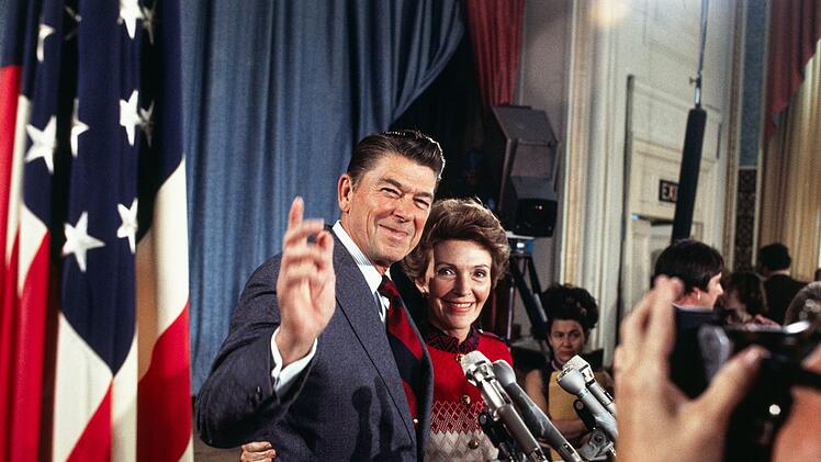 An der Seite seiner Frau Nancy gibt Ronald Reagan 1975 seine Kandidatur f&uuml;r die Nominierung als Pr&auml;sidentschaftskandidat der Republikaner bekannt.