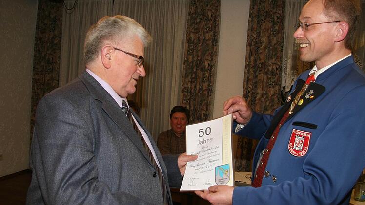 Rudolf Eschenbacher ist seit fünfzig Jahren dem Musikverein treu - freute sich der scheidende Vorsitzende als letzte Amtshandlung. Viele Jahrzehnte hatte Eschenbacher auch aktiv Musik gemacht