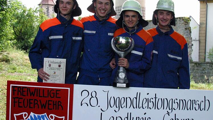Sie absolvierten die elf Stationen des 28. Jugendleistungsmarsches in Seßlach und Hattersdorf am besten und durften den Siegerpokal mit nach Großwalbur nehmen: Hannes Riedelbauch, Alexander Zeus, Lukas Riedelbauch und André Steiner (von links). Foto: Bettina Knauth