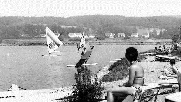 Die Surfer waren unter den ersten, die die Kieswäsch nutzten. Unser Bild entstand im Jahr 1982. Im Bildhintergrund ist die Bahnlinie zu erkennen. Liegewiese, Volleyballfeld, Umkleidekabinen und Kiosk waren damals noch in weiter Ferne. Foto: Archiv