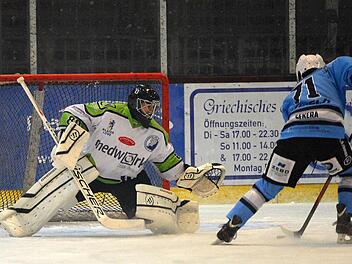 Penalty: HEC-Goalie Philipp Schnierstein macht das kurze Eck zu , aber Martin Sekera findet einen Weg zum zwischenzeitlichen 1:1. Fotos: Picturedreams