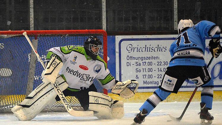 Penalty: HEC-Goalie Philipp Schnierstein macht das kurze Eck zu , aber Martin Sekera findet einen Weg zum zwischenzeitlichen 1:1. Fotos: Picturedreams
