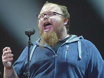 Da war die Welt noch in Ordnung: Andreas Kümmert singt beim deutschen ESC-Vorentscheid "Unser Song für Österreich" seinen Siegertitel "Heart of Stone". Und dann schmeißt er die Brocken hin. Foto: Peter Steffen / dpa