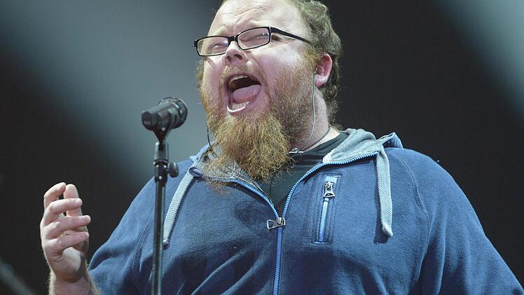 Da war die Welt noch in Ordnung: Andreas Kümmert singt beim deutschen ESC-Vorentscheid "Unser Song für Österreich" seinen Siegertitel "Heart of Stone". Und dann schmeißt er die Brocken hin. Foto: Peter Steffen / dpa