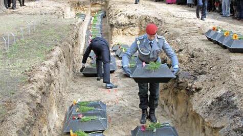 Die sterblichen Überreste vieler Soldaten, die bei Halbe gestorben sind, werden auf dem Waldfriedhof an ihre letzte Ruhestätte gebracht.
