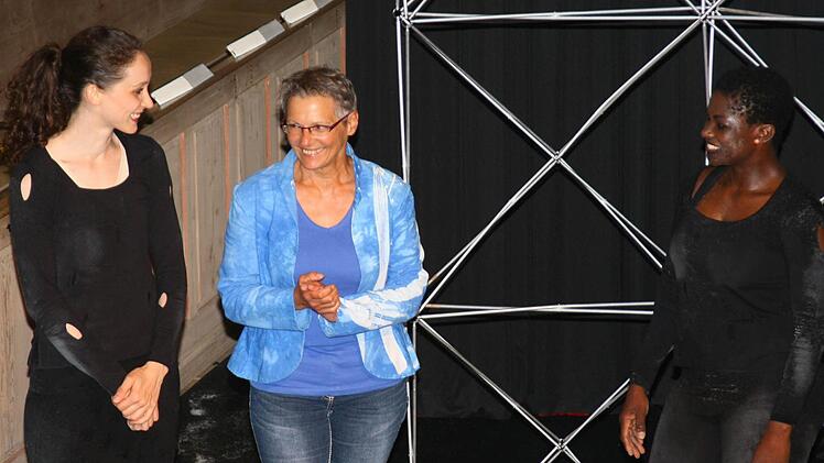 Das Publikum feierte nach der Aufführung Ange Aoussou (rechts) und Paula Führer (links)sowie Edina Thern (Ausstattung) in der Pressecker Dreifaltigkeitskirche. Foto: Klaus Klaschka