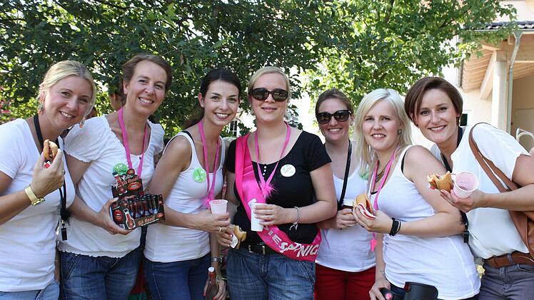 Saskia, Ilona, Rebecca, Braut Anja, Franz, Anja 2 und Lina (von links)Foto: Sonja Werner