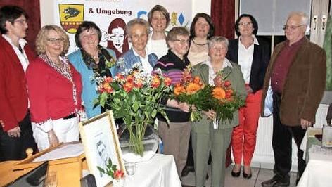 Gründungsmitglieder und -helfer sowie bisherige Vorsitzende wurde geehrt: Cordula Spielmann-Pfeuffer, Gundi Schmitt, FU-Kreisvorsitzende Ute Ulbrich, Monika Weber, FU-Bezirksvorsitzende Anja Weisgerber (MdB) , Elisabeth Geuß, Simone Berger, Inge Maurer, Brunhilde Egelsseer und Joseph Borschert (im Bild von links).