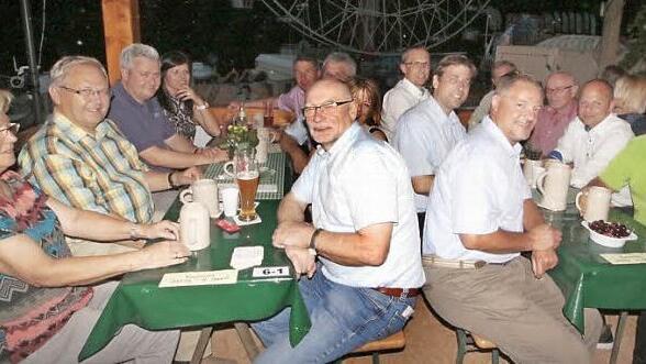 Die Mitglieder der Kreis-Handwerkerschaft und ihre G&auml;ste verbrachten fr&ouml;hliche Stunden auf dem Schindler-Keller. Foto: Josef Hofbauer