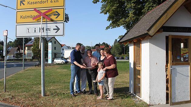 Der Busbahnhof soll auf der Gr&uuml;nfl&auml;che neben dem fr&uuml;heren Postgeb&auml;ude entstehen. Unser Bild zeigt beim Ortstermin (von links) B&uuml;rgermeister Martin Bernreuther mit seinem Stellvertreter Veit P&ouml;hlmann sowie den Gemeinder&auml;ten Erwin Schneider, Christian Schwarz, Dunja Pfaffenberger und Brigitte Soziaghi. Mit auf dem Bild Soziaghis Enkelin Marie. Fotos: Alexander Hartmann