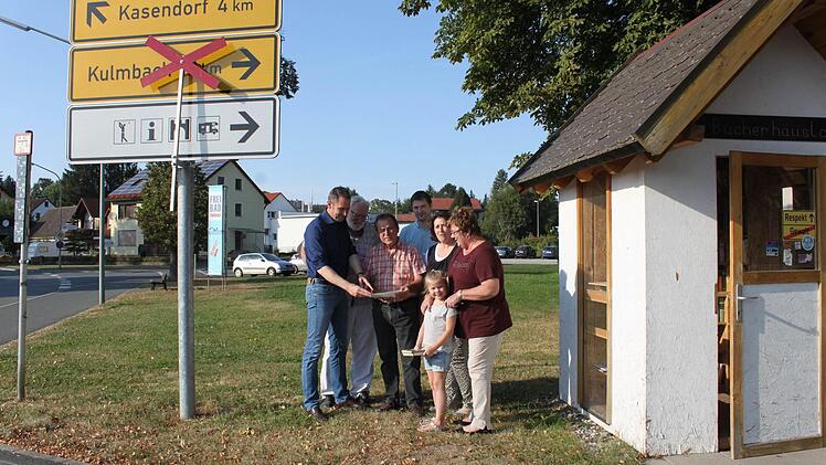 Der Busbahnhof soll auf der Grünfläche neben dem früheren Postgebäude entstehen. Unser Bild zeigt beim Ortstermin (von links) Bürgermeister Martin Bernreuther mit seinem Stellvertreter Veit Pöhlmann sowie den Gemeinderäten Erwin Schneider, Christian Schwarz, Dunja Pfaffenberger und Brigitte Soziaghi. Mit auf dem Bild Soziaghis Enkelin Marie. Fotos: Alexander Hartmann