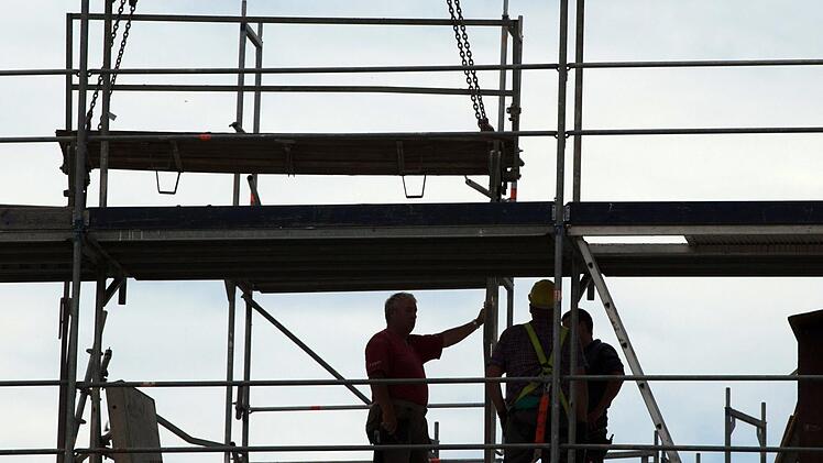 Ein Bauarbeiter ist in Erlangen bei der Arbeit von einem Ger&uuml;st gest&uuml;rzt und mit dem Kopf aufgeschlagen. Symbolfoto: Sebastian Kahnert/dpa-Zentralbild/dpa