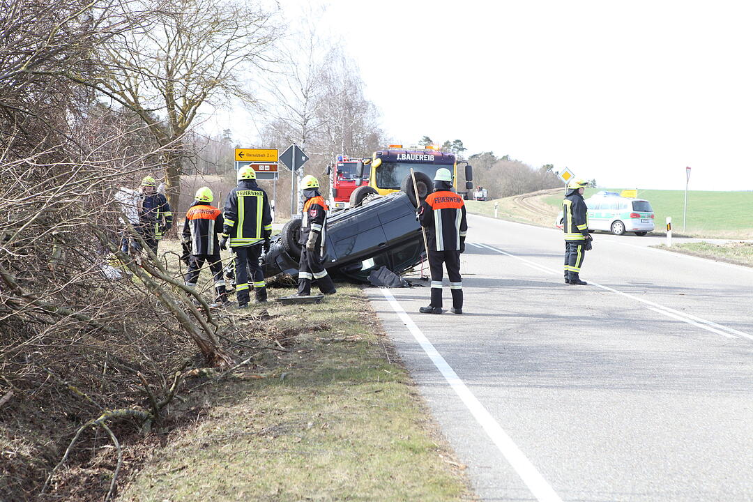 Kreis Ansbach: Auto überschlägt sich – 21-Jähriger verletzt