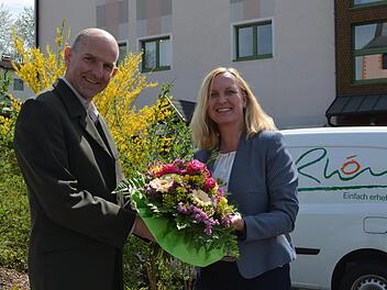 Gesch&auml;ftsf&uuml;hrer Thorn Pl&ouml;ger bedankte sich mit einem Blumenstrau&szlig; bei Barbara Landgraf. Kathrin Kupka-Hahn