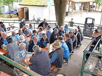 Peter Arold (rechts) versteigerte den Kirchweihbaum.  Fotos: Bernhard Panzer
