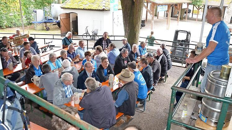 Peter Arold (rechts) versteigerte den Kirchweihbaum.  Fotos: Bernhard Panzer