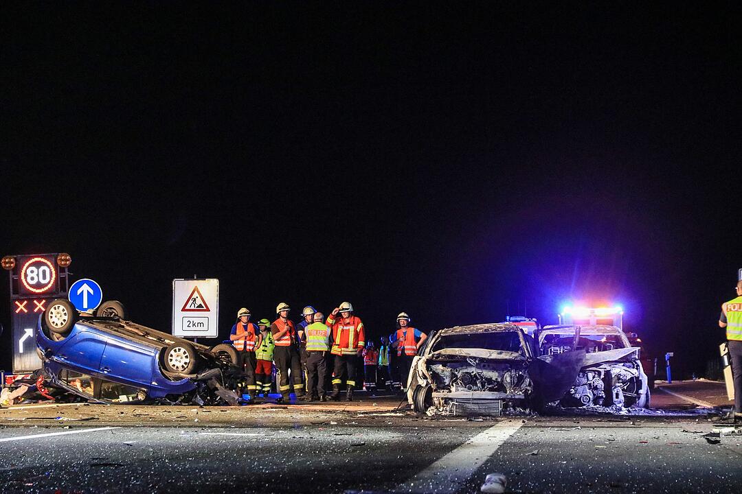 Zwei Tote, vier Schwerverletzte bei Unfall auf A3