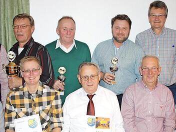 Die Vereinsmeister des TTC Theisau wurden geehrt und auch Ehrungen langj&auml;hriger Mitglieder standen im Mittelpunkt der Weihnachtsfeier. Das Bild zeigt von links (stehend) Sportreferenten Joachim Ru&szlig;, Hans Fiedler, Karlheinz Larisch, Thomas B&auml;r, Bernhard Vonbrunn, Vorsitzenden Benedikt Vonbrunn senior sowie (sitzend) Benedikt Vonbrunn junior, Franziska R&ouml;mer-Kraus, Manfred Hofmann und Alfred Frie&szlig;. Foto: Herbert Gillig