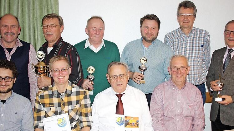 Die Vereinsmeister des TTC Theisau wurden geehrt und auch Ehrungen langj&auml;hriger Mitglieder standen im Mittelpunkt der Weihnachtsfeier. Das Bild zeigt von links (stehend) Sportreferenten Joachim Ru&szlig;, Hans Fiedler, Karlheinz Larisch, Thomas B&auml;r, Bernhard Vonbrunn, Vorsitzenden Benedikt Vonbrunn senior sowie (sitzend) Benedikt Vonbrunn junior, Franziska R&ouml;mer-Kraus, Manfred Hofmann und Alfred Frie&szlig;. Foto: Herbert Gillig