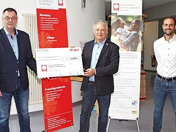 Der Geschäftsführer Thomas Geldner (links) und der Verwaltungsleiter Philipp Gernlein (rechts) des Kreis-Caritasverbandes Lichtenfels bedankten sich herzlich bei Christian Bickel (Mitte) für die Überreichung einer Spende von 5000 Euro aus dem Mitarbeiter-Hilfsfonds "RestCent" der Bayernwerk Netz GmbH. Foto: Alfred Thieret