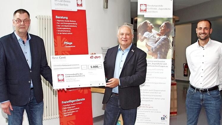 Der Geschäftsführer Thomas Geldner (links) und der Verwaltungsleiter Philipp Gernlein (rechts) des Kreis-Caritasverbandes Lichtenfels bedankten sich herzlich bei Christian Bickel (Mitte) für die Überreichung einer Spende von 5000 Euro aus dem Mitarbeiter-Hilfsfonds "RestCent" der Bayernwerk Netz GmbH. Foto: Alfred Thieret
