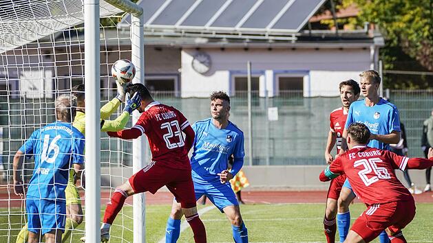 Der Coburger Gökhan Sener (Nummer 23) nutzte eine Unaufmerksamkeit des Euerbacher Keepers Christoph Saballus zur 1:0-Führung in der 18. Minute aus.