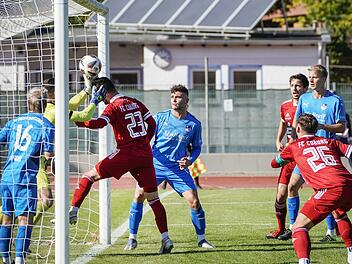 Der Coburger G&ouml;khan Sener (Nummer 23) nutzte eine Unaufmerksamkeit des Euerbacher Keepers Christoph Saballus zur 1:0-F&uuml;hrung in der 18. Minute aus.