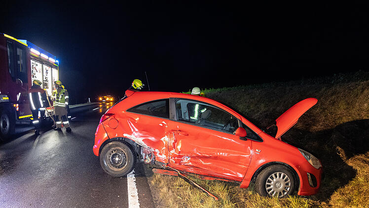 Am Sonntagabend (19. Dezember 2021) prallten auf der Staatsstra&szlig;e 2262 zwei Autos zusammen, als eine 27-J&auml;hrige auf der Fahrbahn wenden wollte.