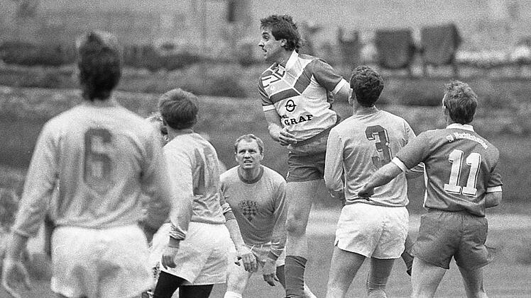 Unser Bild zeigt den Machtilshäuser Hilmar Kleinhenz beim Kopfball, beobachtet von seinem Teamkollegen Harald Lischer (Nr. 11).  Beobachtet wird diese Szene unter anderem vom Untererthaler Gerhard Fischlein (Bildmitte). Foto: Reith