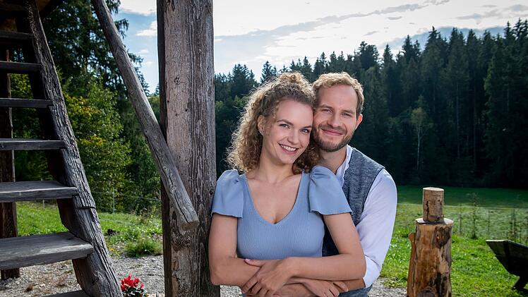 Über den Umweg über ihre Jugendliebe fanden sie schließlich am Ende doch zusammen: Maja von Thalheim (Christina Arends) und Florian Vogt (Arne Löber) waren die Hauptfiguren in der 17. Staffel von "Sturm der Liebe".