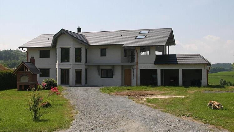 Das Wohnhaus ist noch nicht ganz fertig. Direkt daneben will Ralf Scherer das Wellnesscenter errichten.