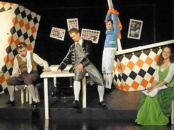 Die Kleinbürgerwelt in Schieflage in Goethes Jugendlustspiel "Die Mitschuldigen", wie sie das Fränkische Theater Schloss Maßbach beim 29. Theaterring im Kurtheater präsentierte. Foto: Gerhild Ahnert