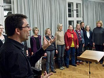 Kantor Markus Heunisch probt mit der Kantorei St. Georg im Gemeindesaal.Fotos: Jochen Berger