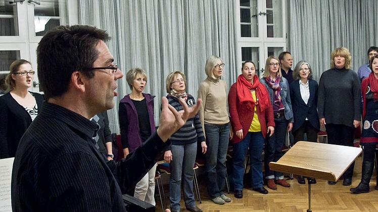 Kantor Markus Heunisch probt mit der Kantorei St. Georg im Gemeindesaal.Fotos: Jochen Berger