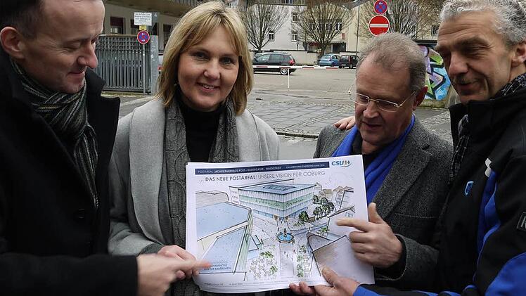 Ulrich Müller, OB-Kandidatin Birgit Weber und die Stadträte Jürgen Oehm und Max Beyersdorf präsentierten ihren Entwurf.