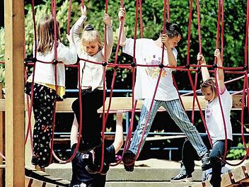 Die Guttenberger Kinder können sich freuen. Der Spielplatz an der Unteren Dorfstraße bekommt ein neues Klettergerüst. Symbolbild: Foto: TÜV Rheinland Group dpa