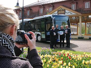Fototermin im Bad Bockleter Kurpark: Nachverkehrsbeauftragter Michael Schäder (von links), der Bad Bockleter Kurdirektor Thomas Beck, Landrat Thomas Bold, und KOB-Geschäftsführer Klaus Schubert stellten die neuen Broschüren für die Freizeitbus-Linien durch die Rhön vor. Foto: Ralf Ruppert